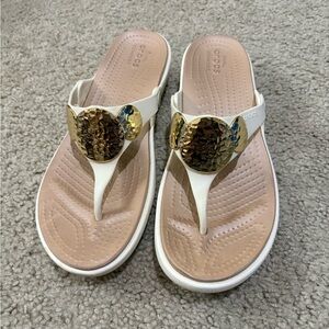 Crocs White Sanrah Wedge Sandals With Gold Embellishments Size 10